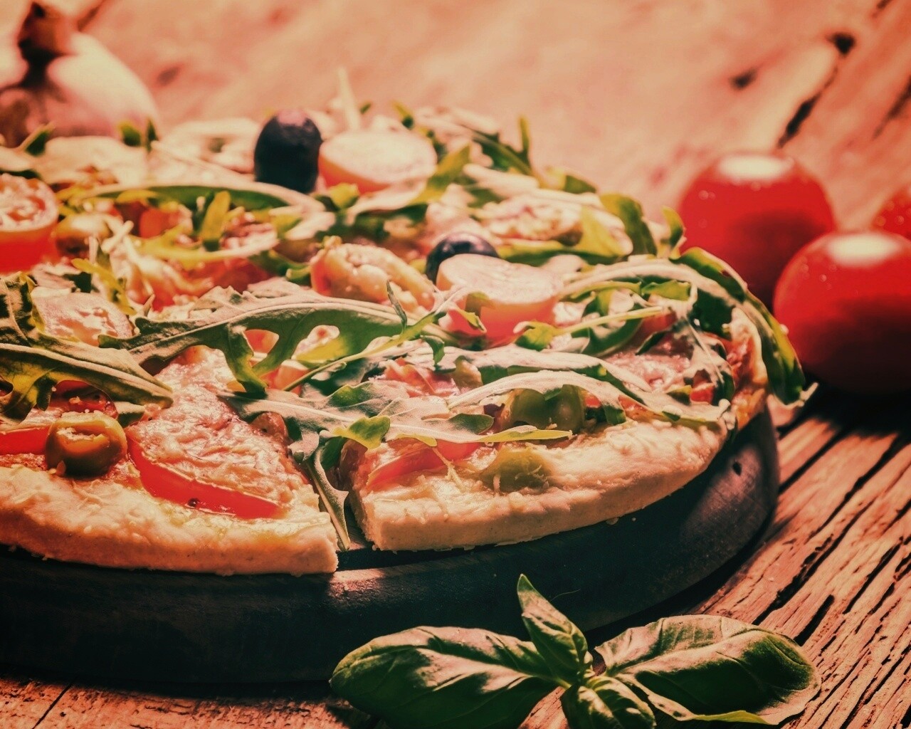 Свежая пицца с рукколой обои