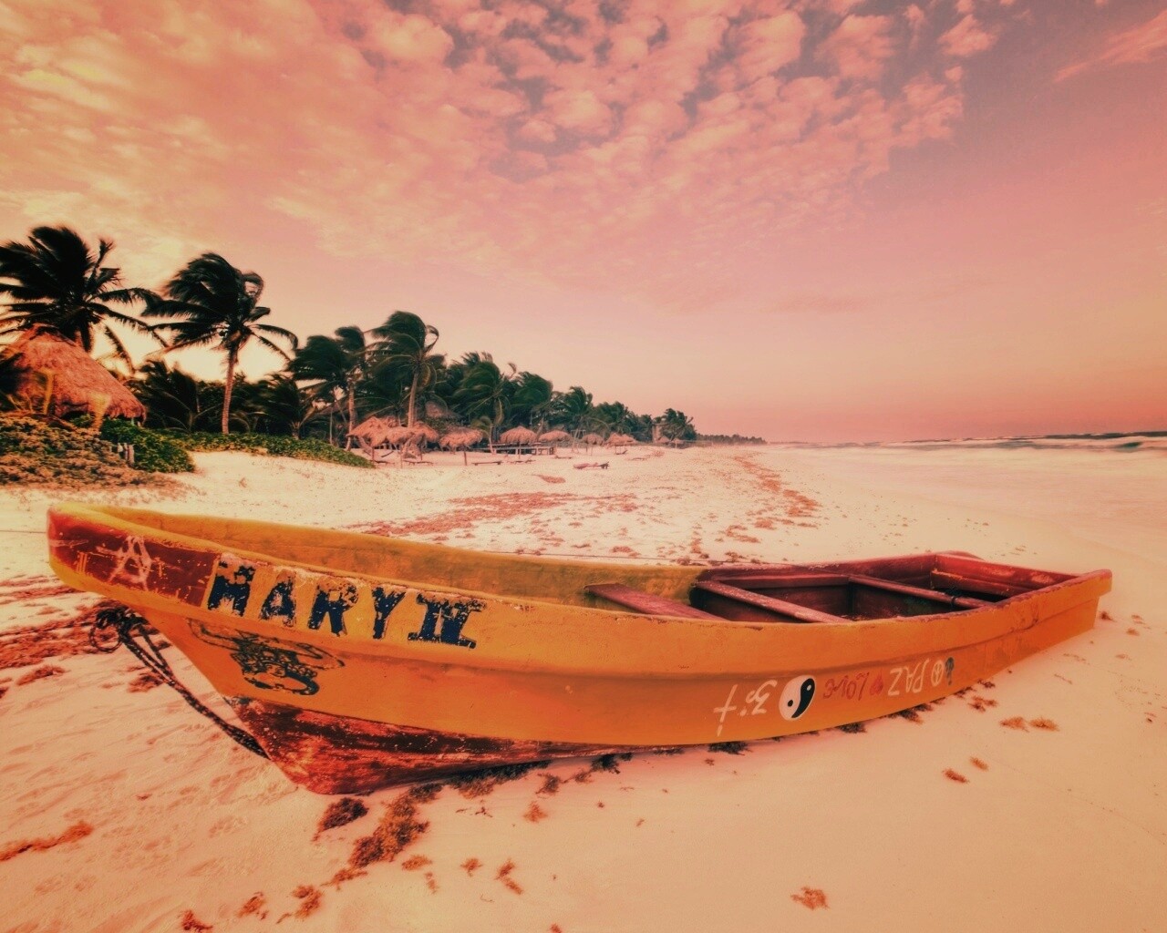 Лодка на берегу моря MARY IV обои