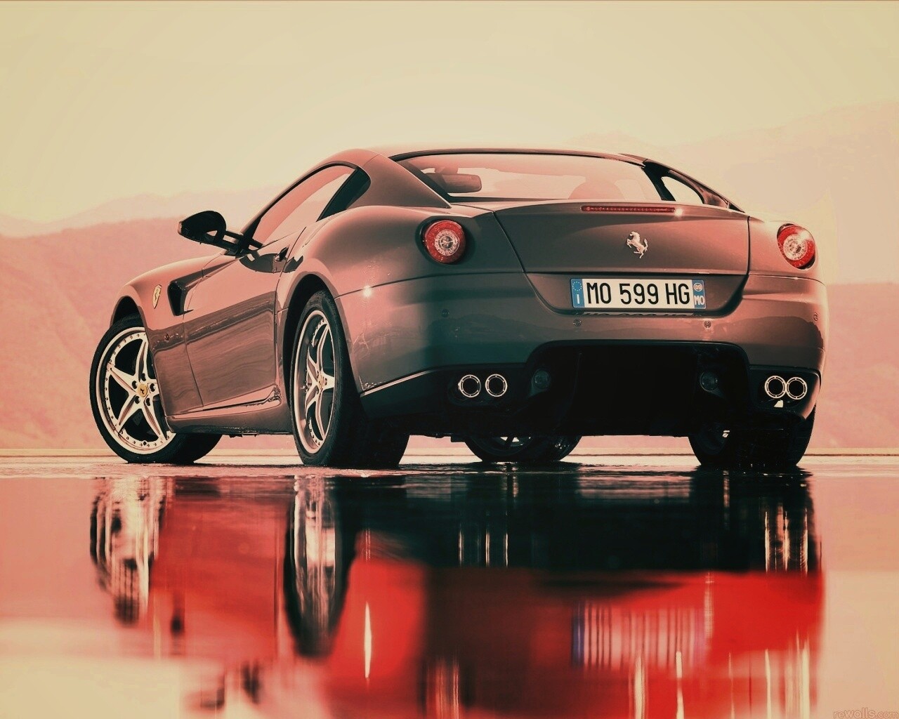 Ferrari в отражении обои