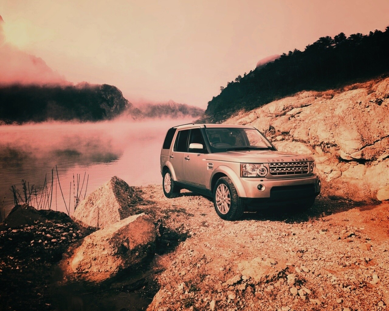 Range rover в горах у реки обои