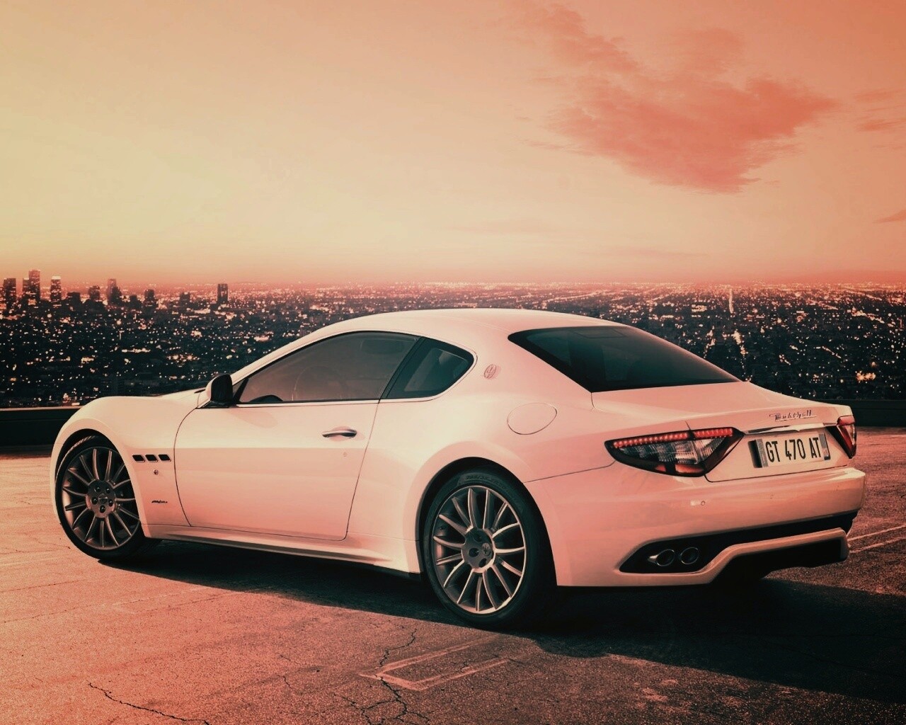 Maserati Granturismo на фоне города обои