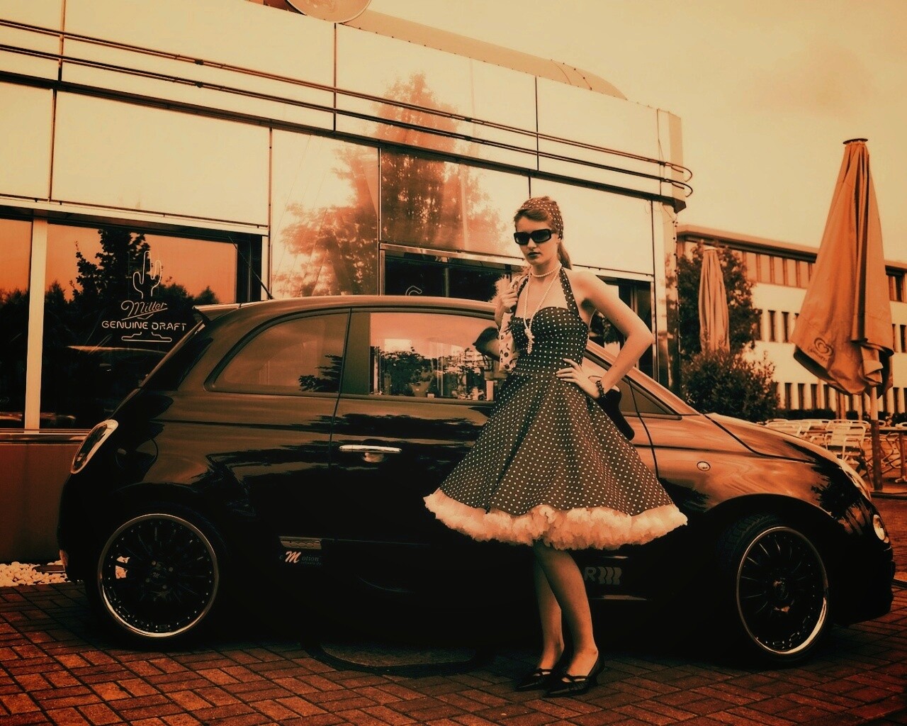 Fiat 500 и девушка обои