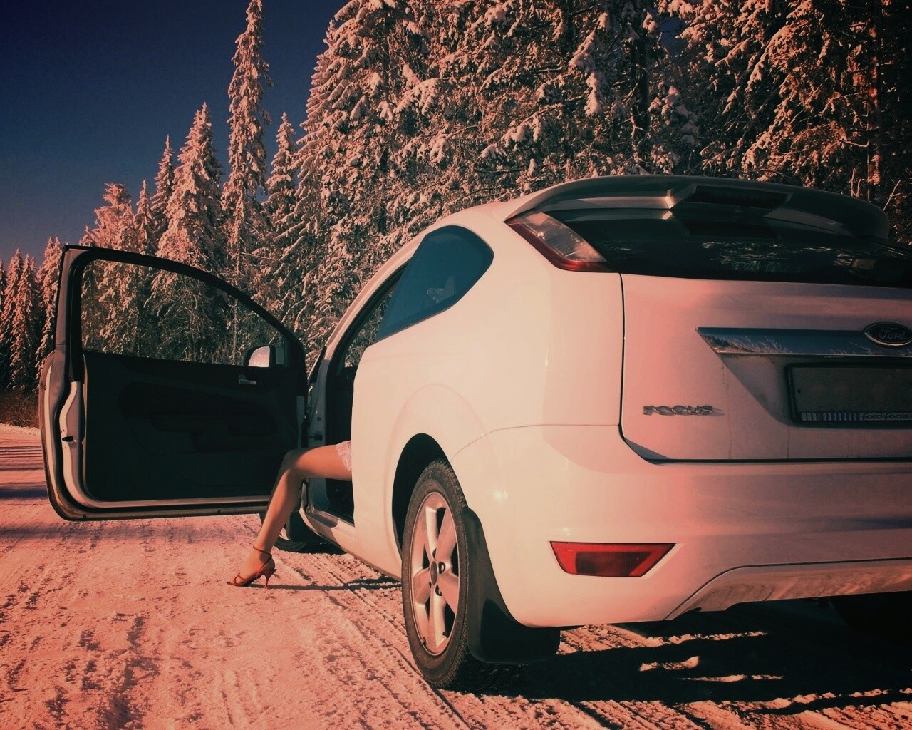 Девушка выходит из Ford Focus обои