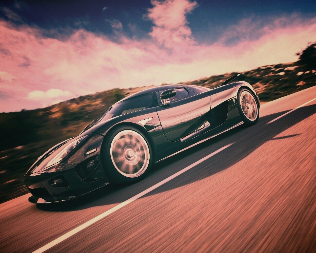 Автомобиль Koenigsegg мчится по трассе обои