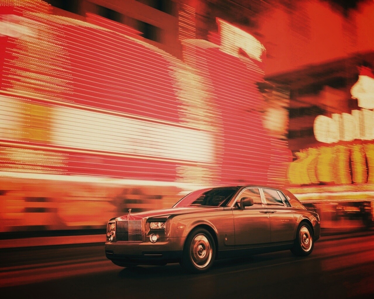 Rolls-Royce Phantom едет через город обои
