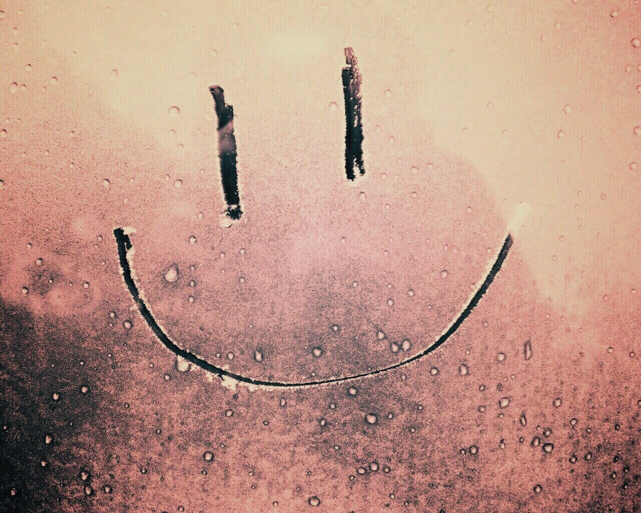 Улыбка на стекле обои