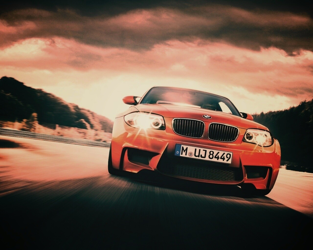 Оранжевый BMW M1 Coupe на треке обои