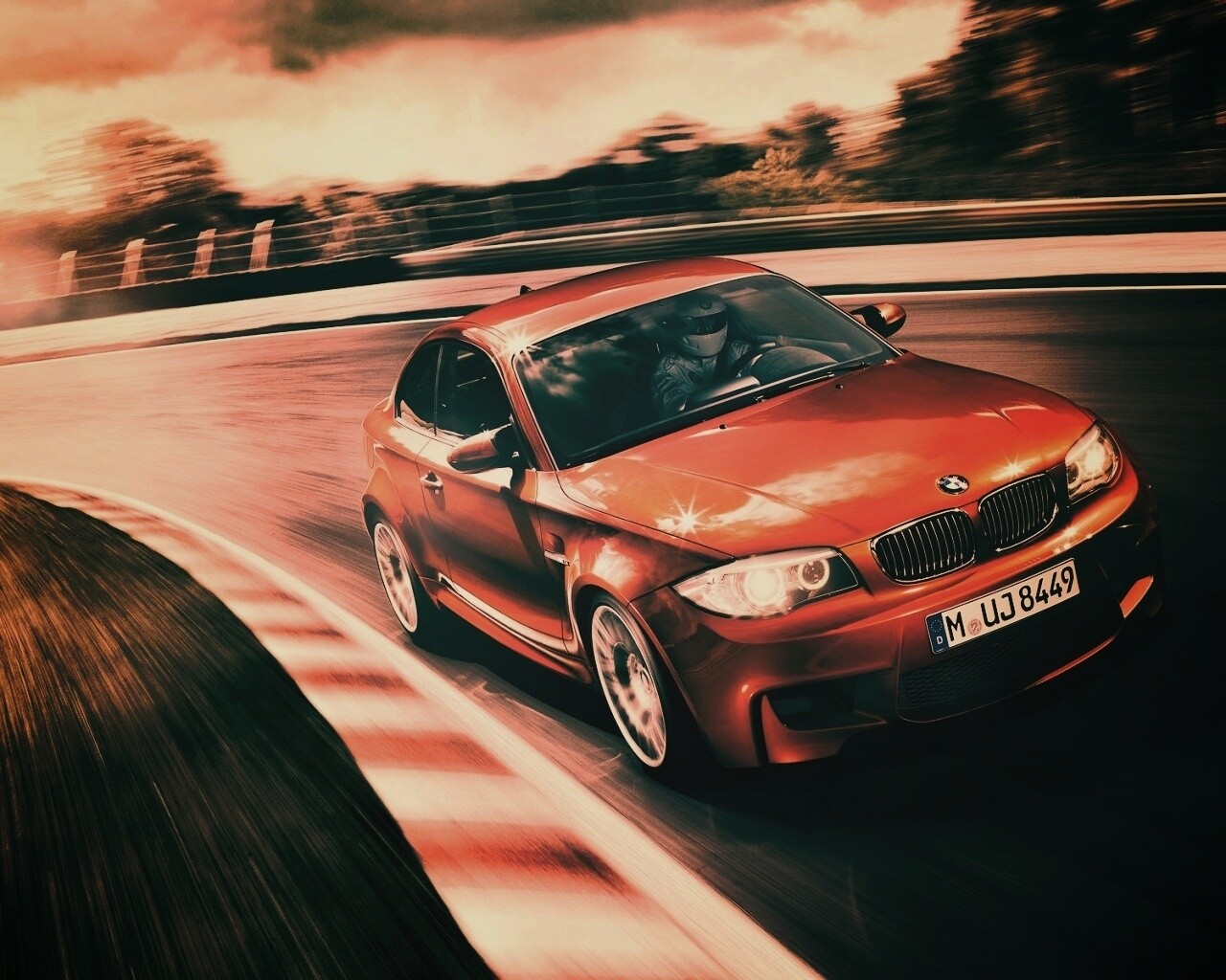 Гонщик за рулем BMW M1 обои