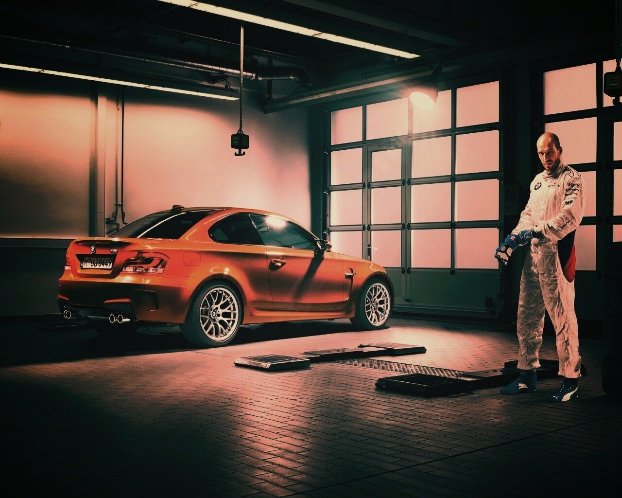 Гонщик и BMW M1 в гараже обои