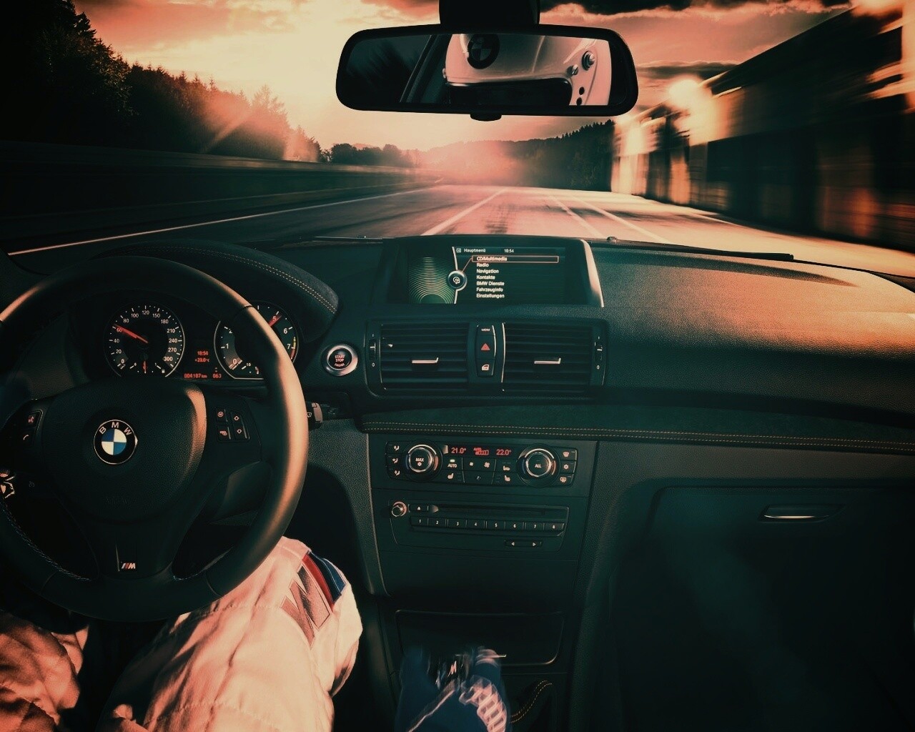 За рулём BMW обои