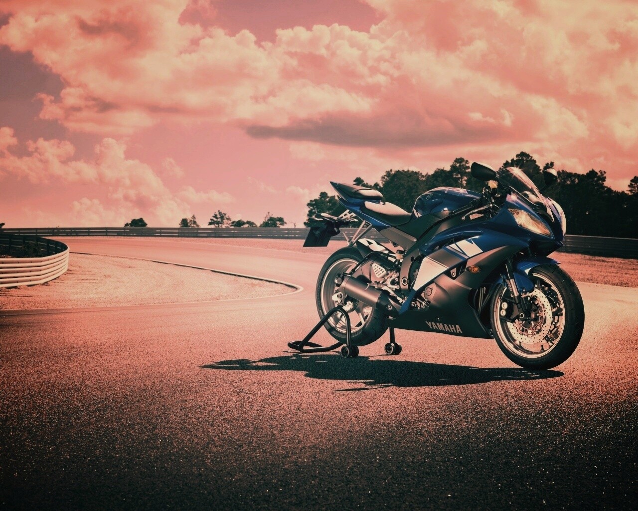 Yamaha R6 на трассе обои