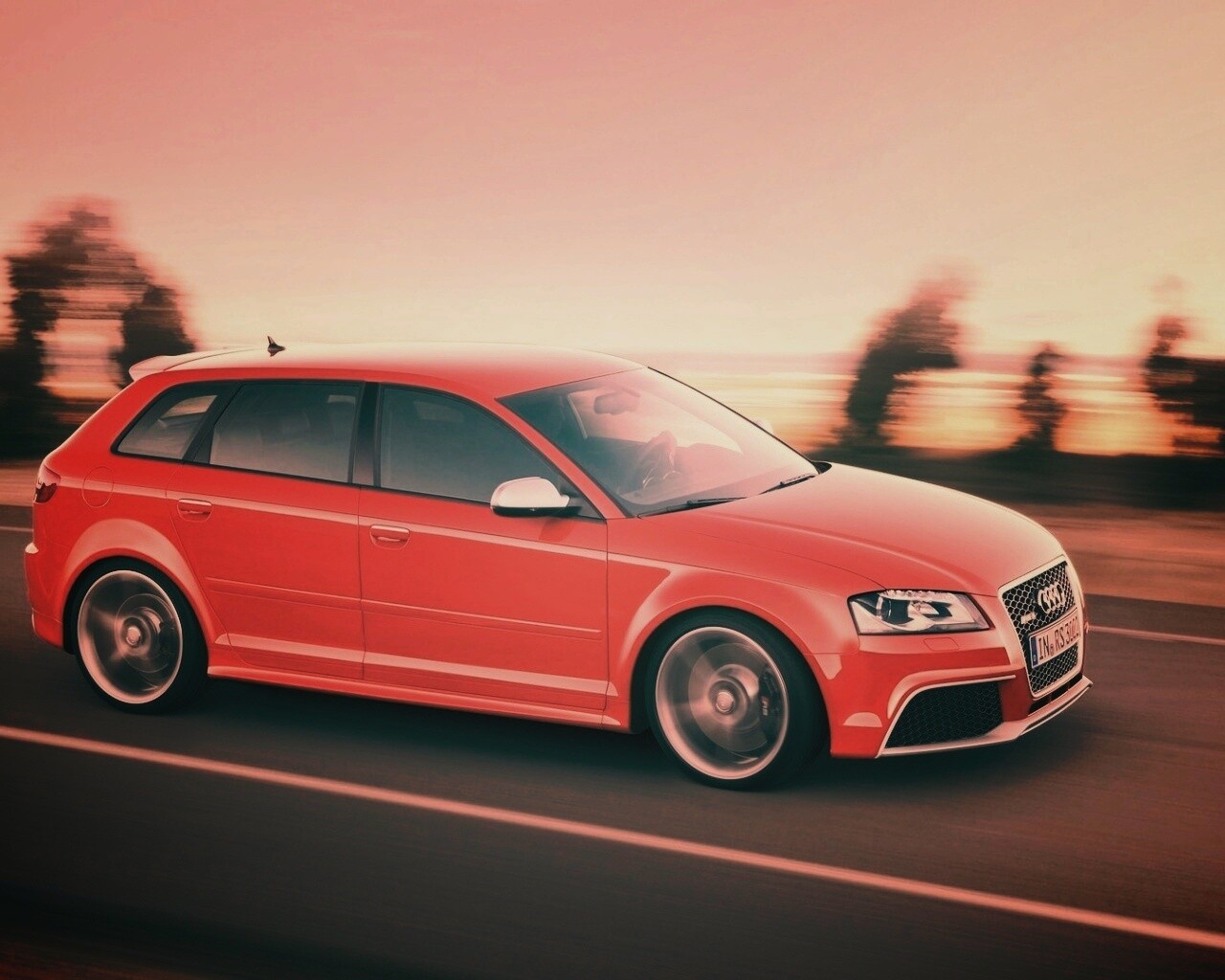 Красная Audi модели RS3 на дороге обои