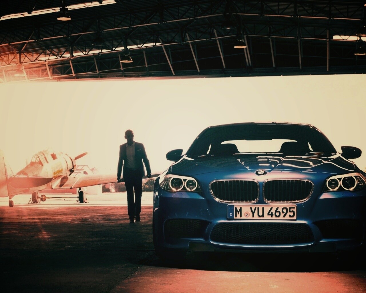 BMW F10 в ангаре обои