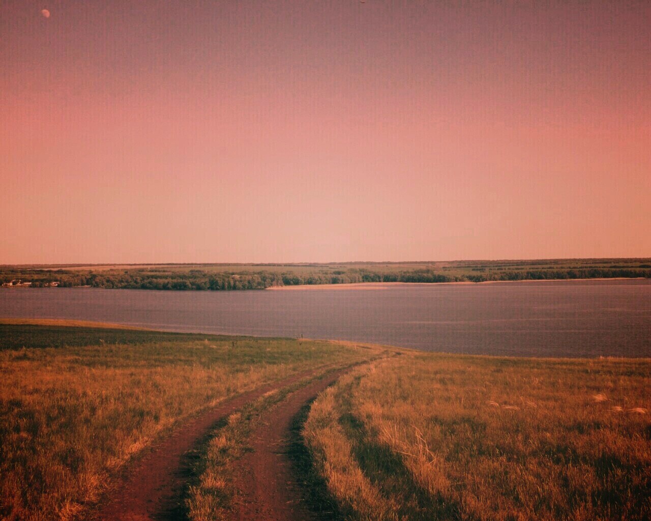 Дорога спускается к воде обои