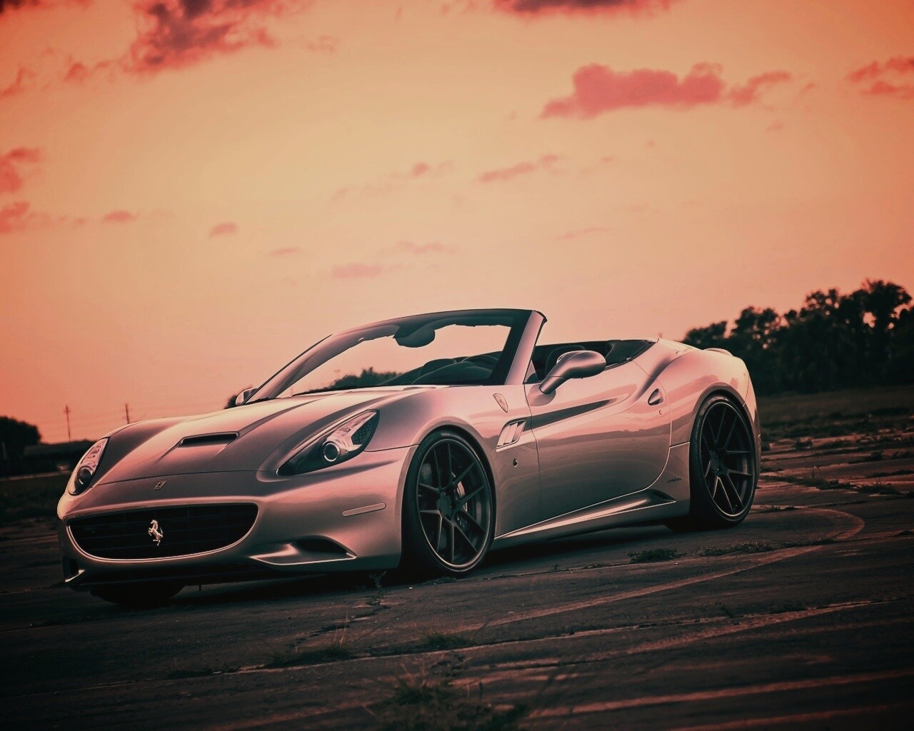 Ferrari на взлетном поле обои