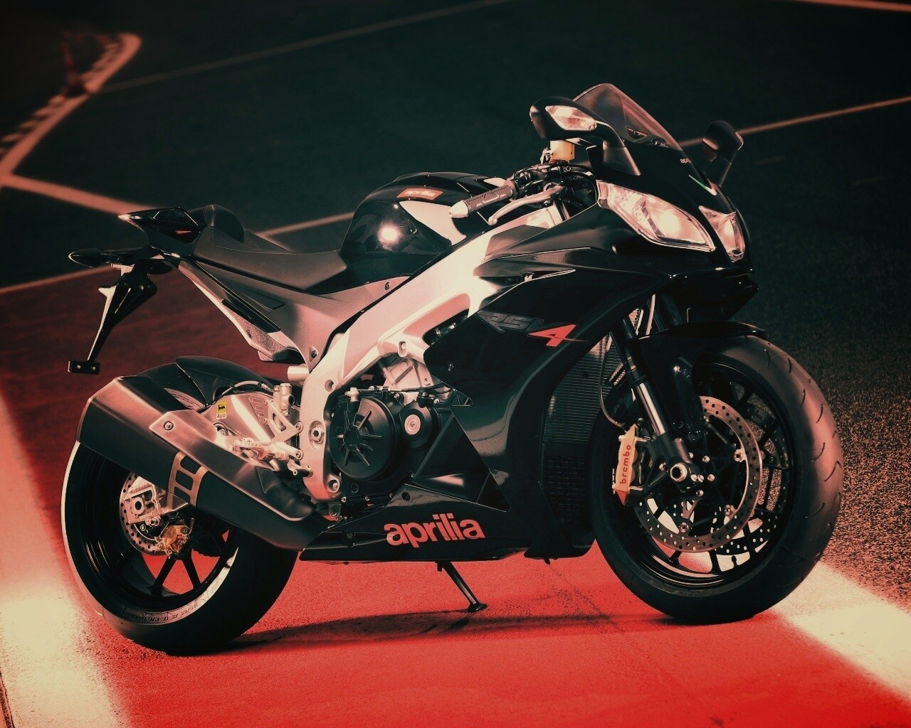 Aprilia на треке обои