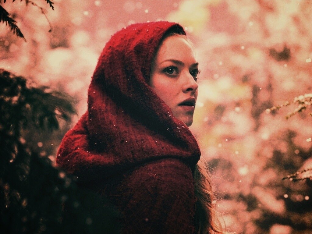 Amanda Seyfried in Red Riding Hood обои