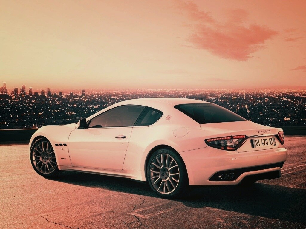Maserati Granturismo на фоне города обои