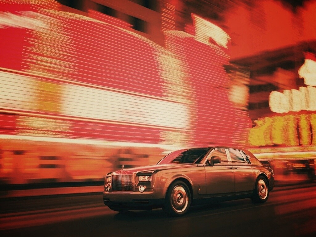Rolls-Royce Phantom едет через город обои