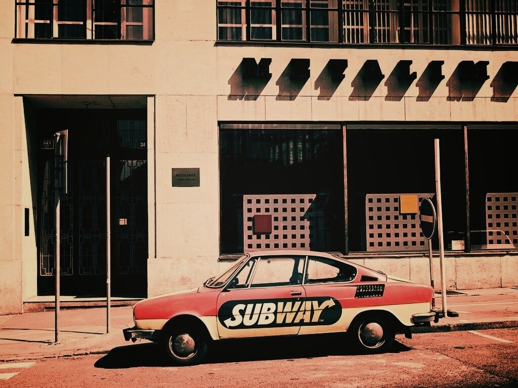 Реклама Subway на машине в Праге обои