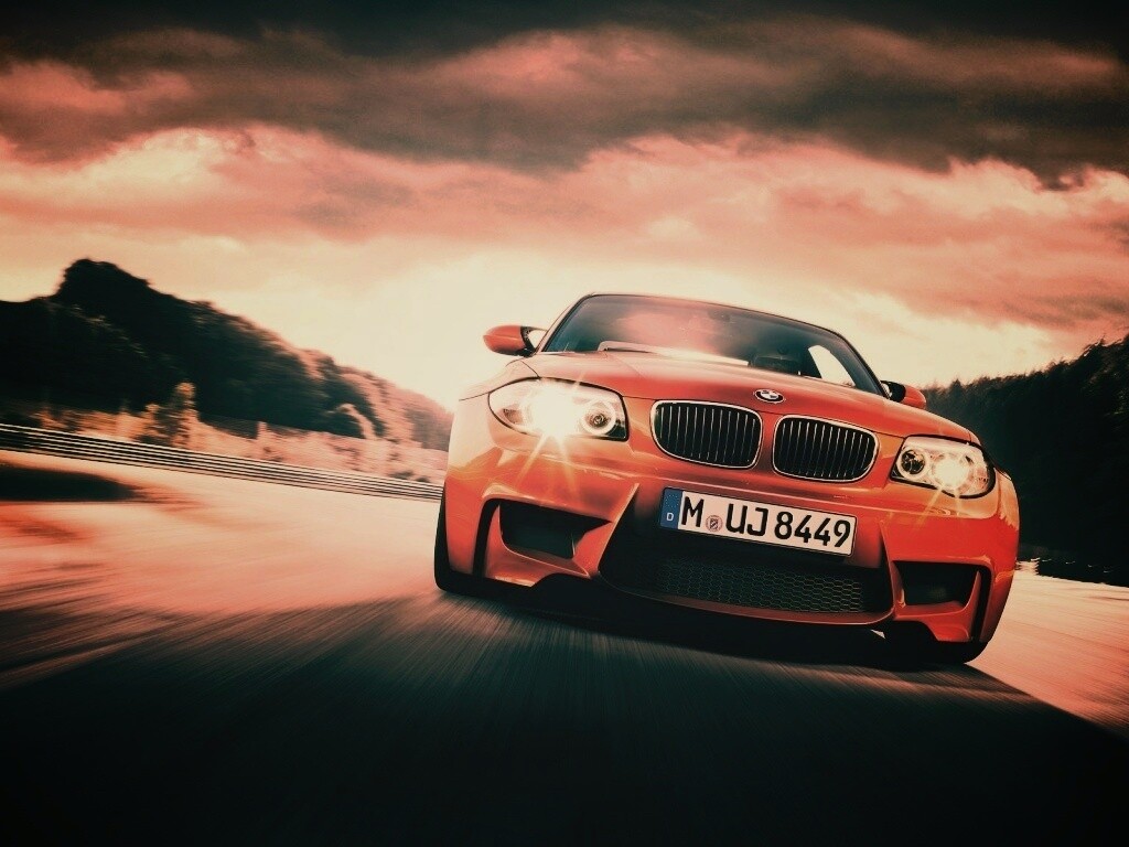 Оранжевый BMW M1 Coupe на треке обои