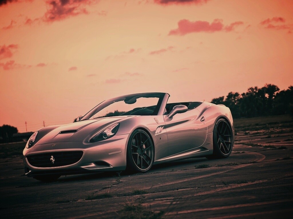 Ferrari на взлетном поле обои