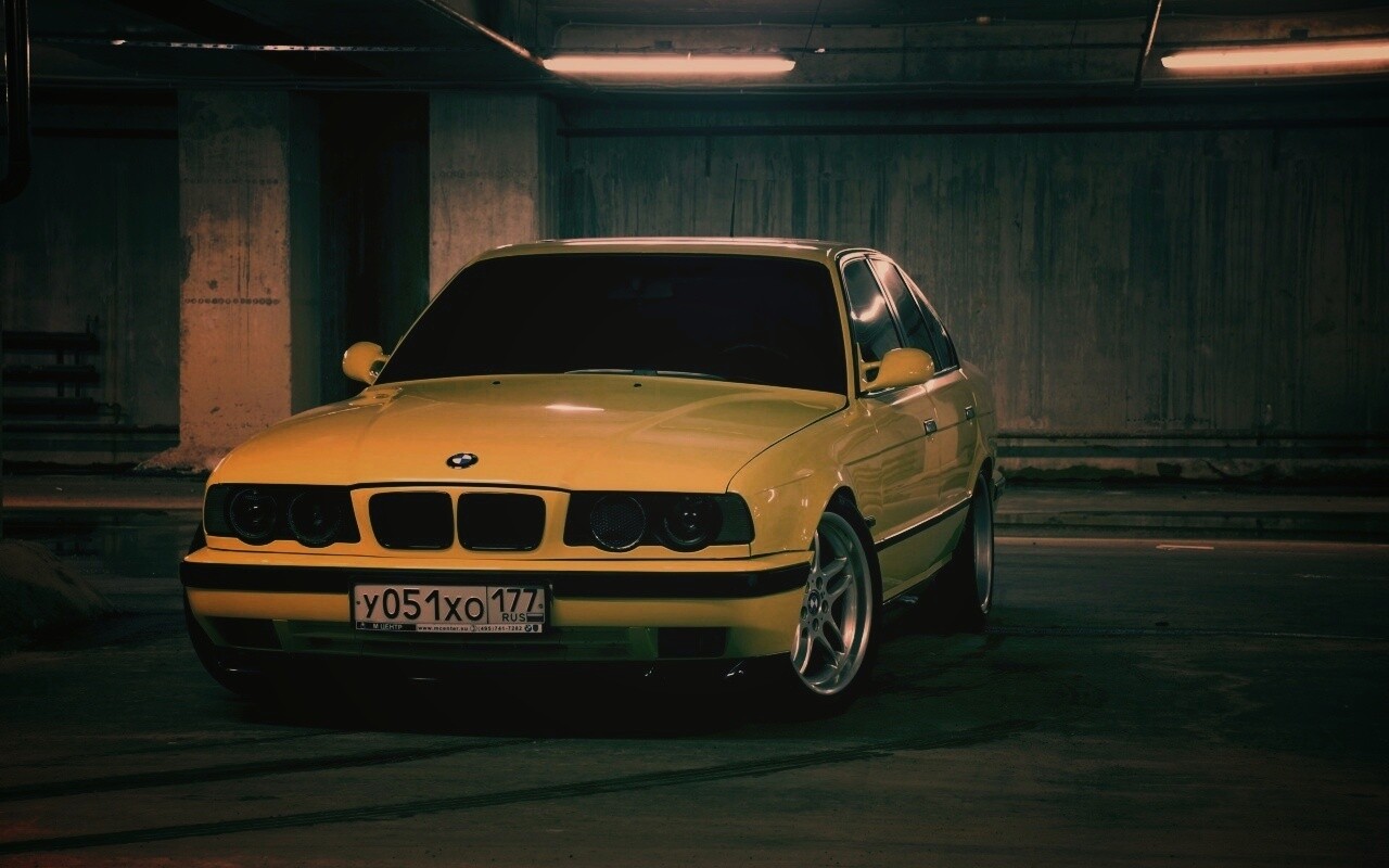 BMW M5 на стоянке обои