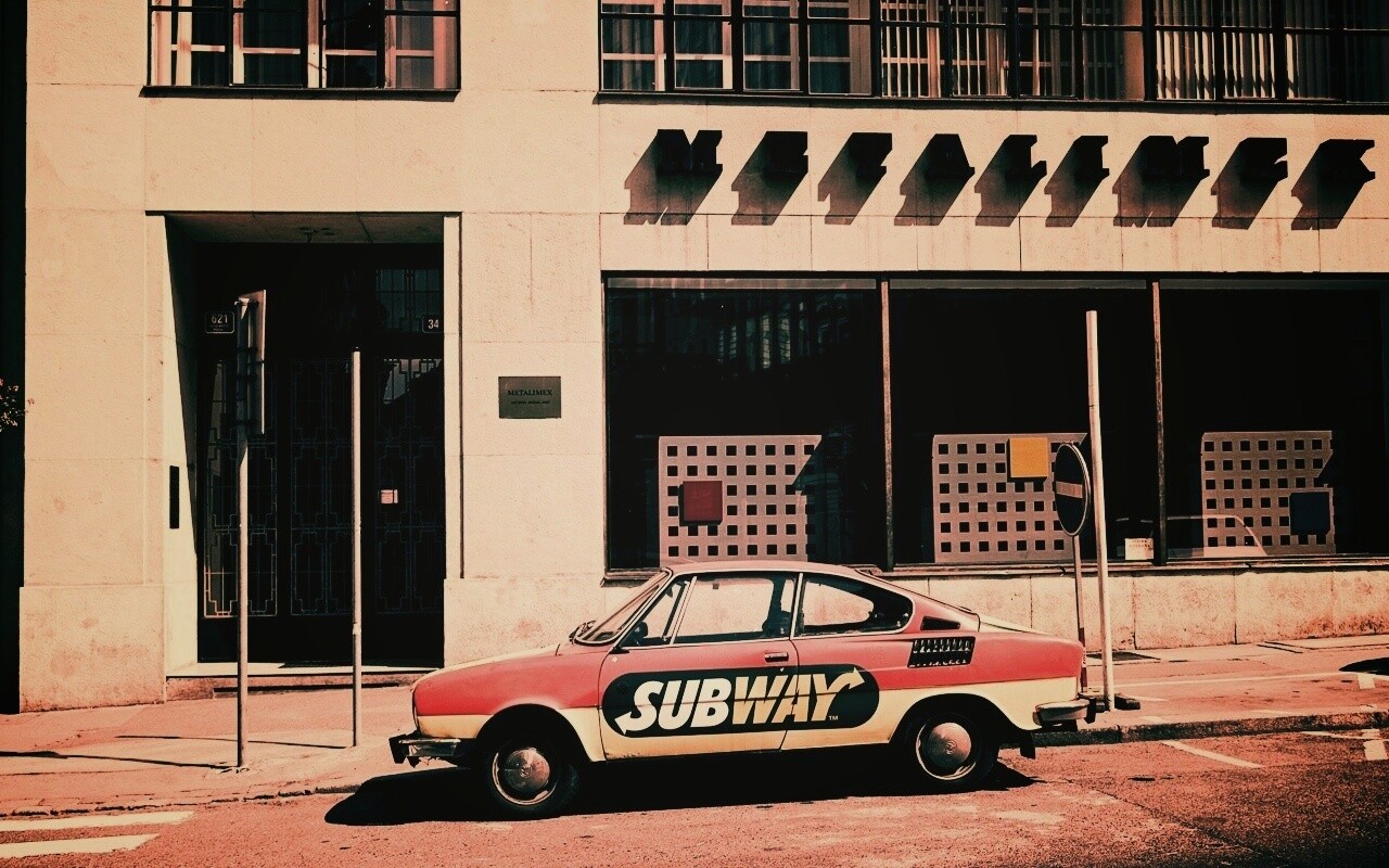 Реклама Subway на машине в Праге обои