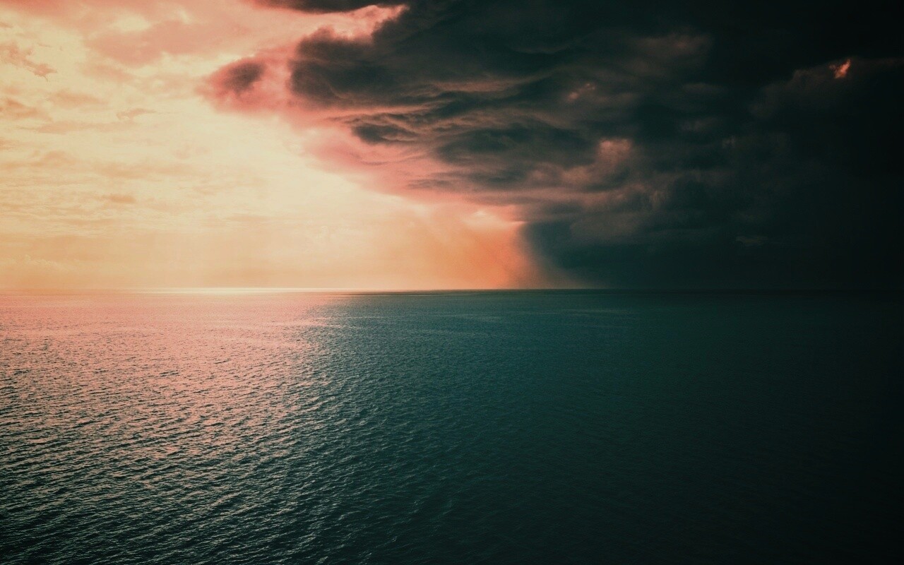 Синее море и грозные тучи обои