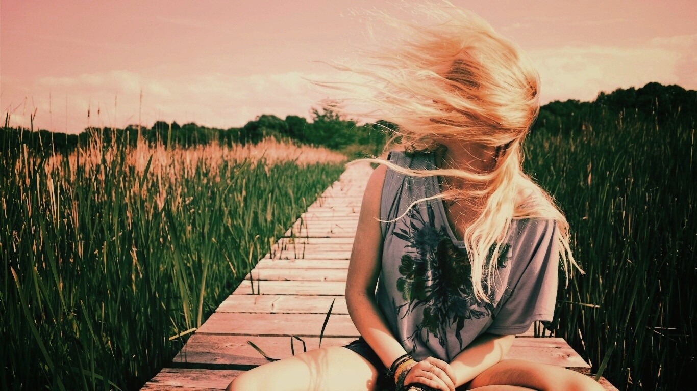 Девушка и ветер обои