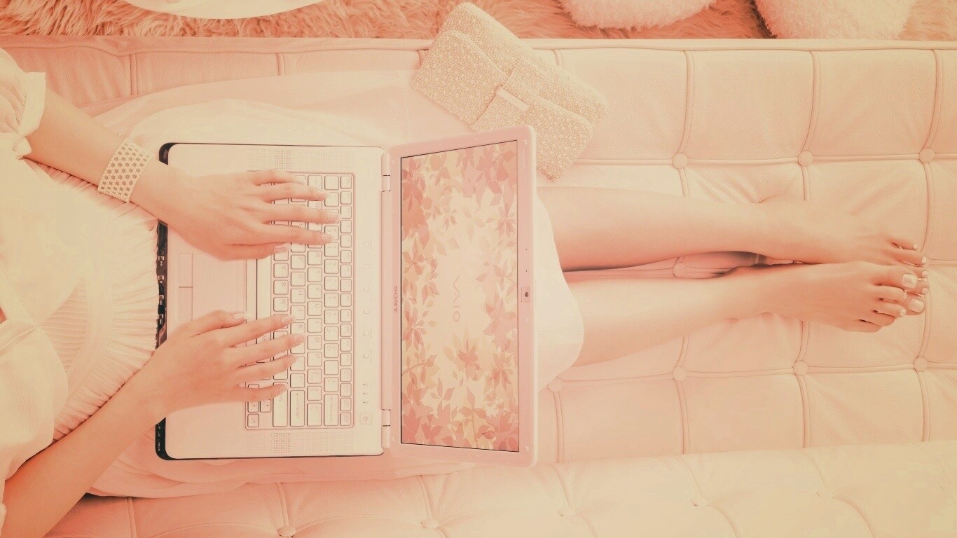 Девушка с ноутбуком vaio обои