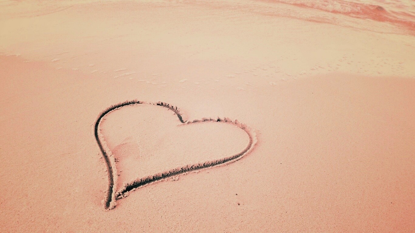 Аккуратное сердце на песке обои