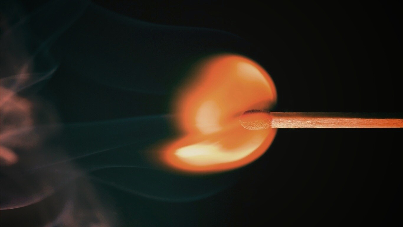 Горящая спичка обои