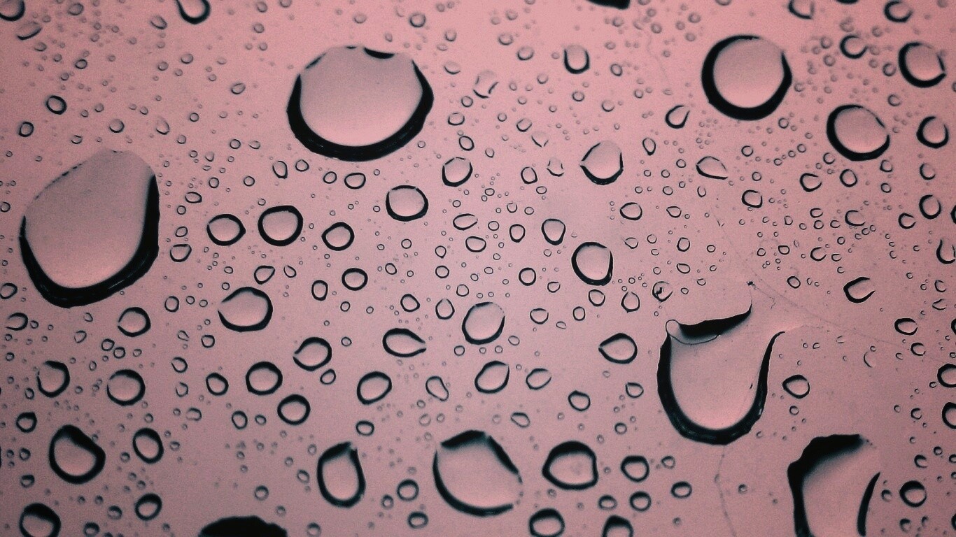 Капли воды на синем стекле обои