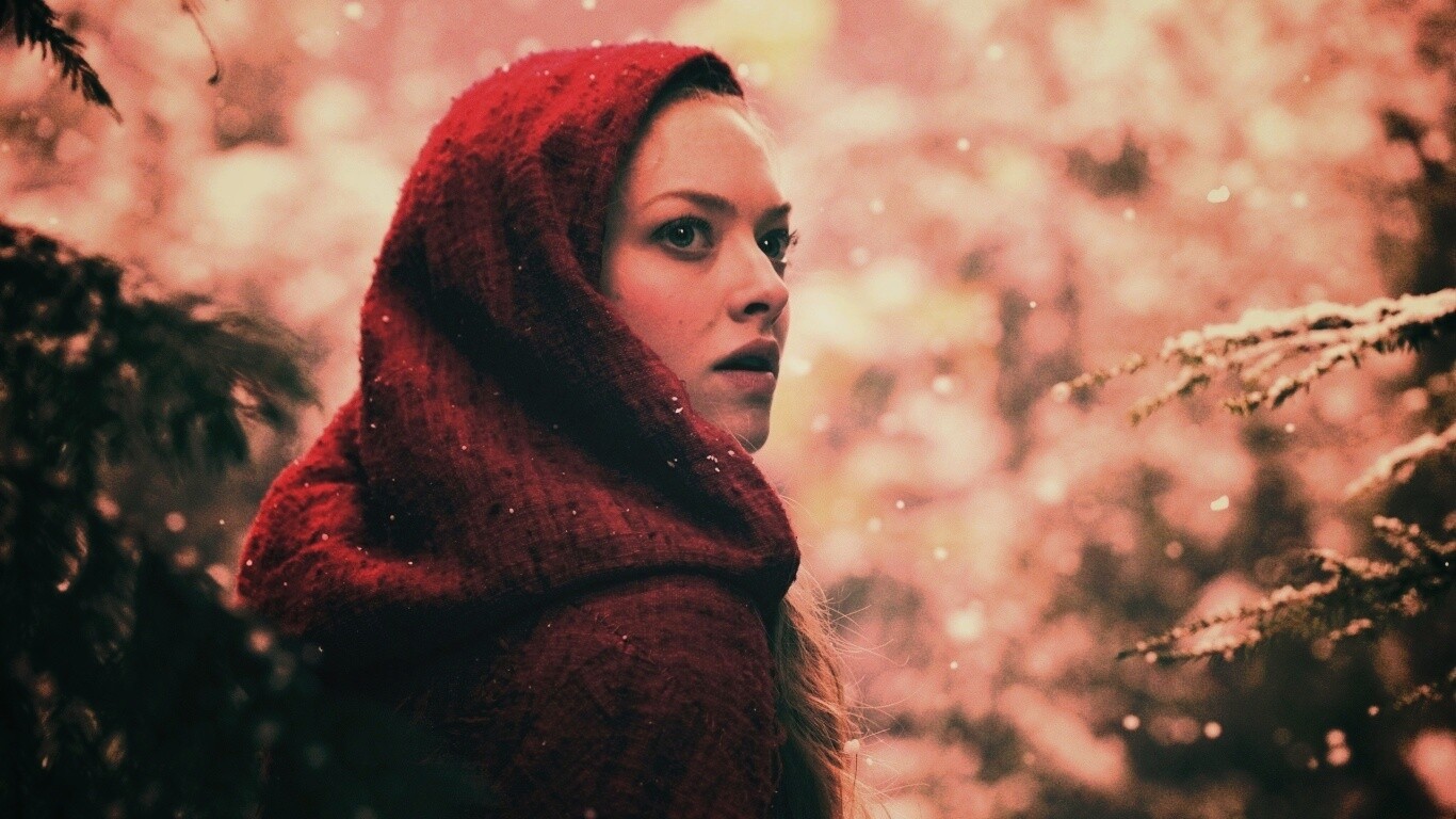 Amanda Seyfried in Red Riding Hood обои