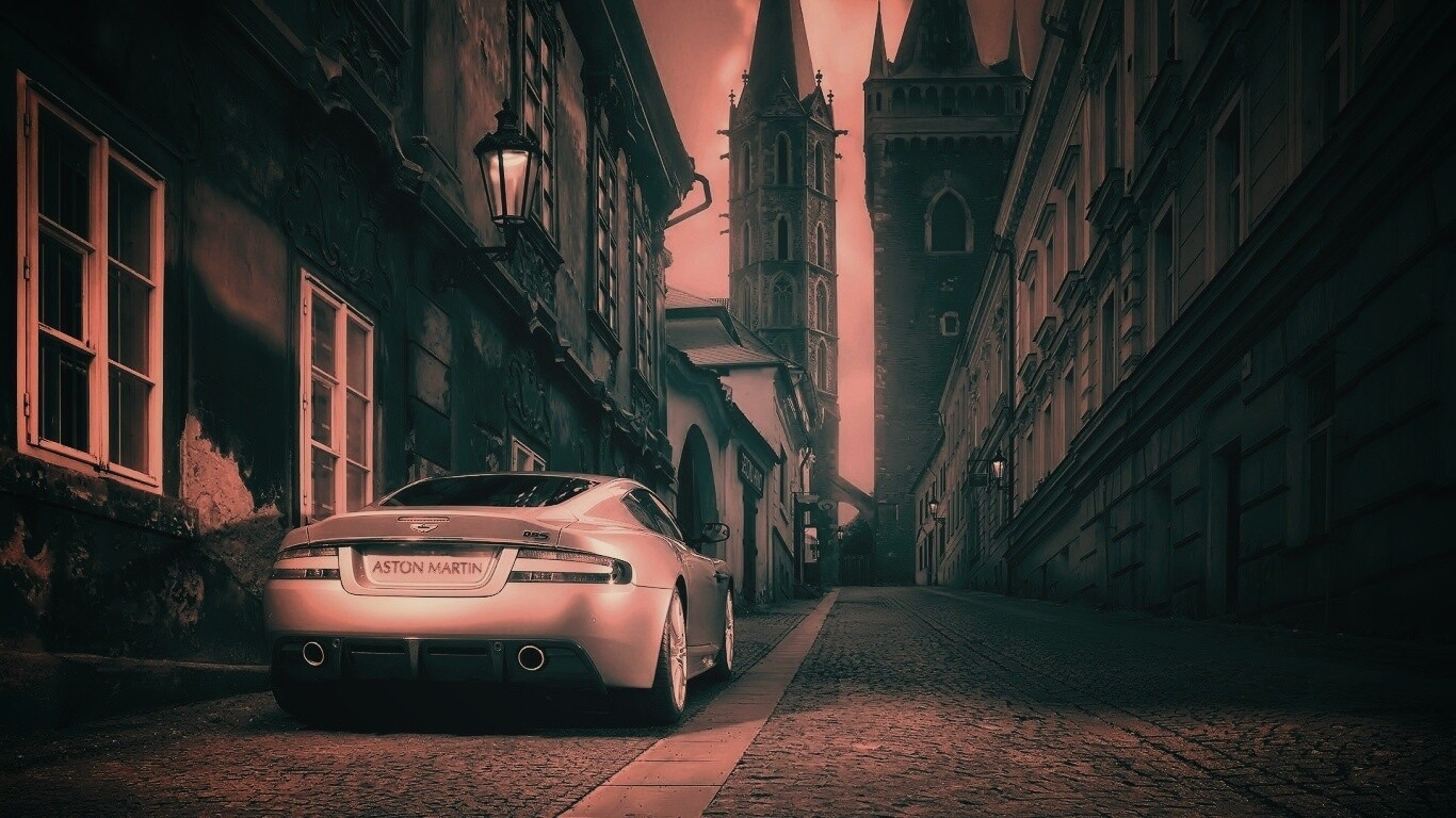 Aston Martin в старинном городе обои