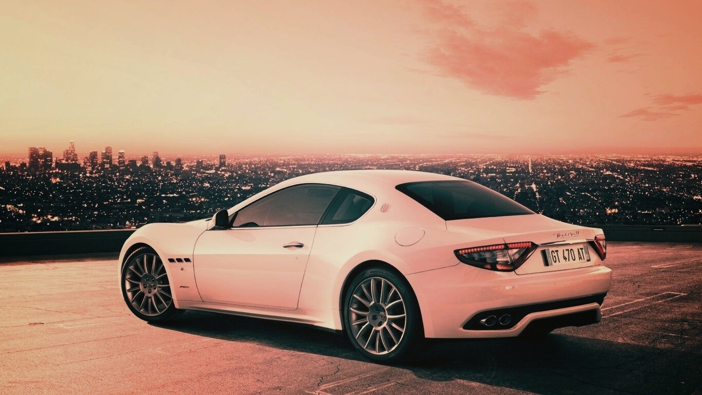 Maserati Granturismo на фоне города обои