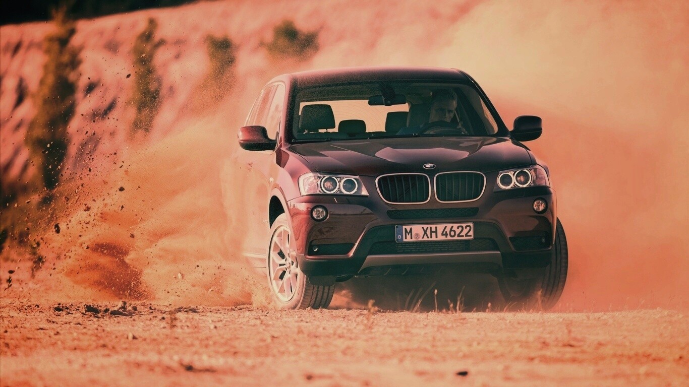 Кроссовер BMW в заносе обои