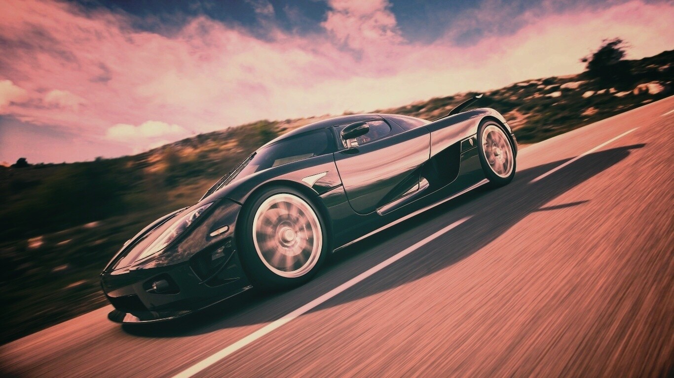 Автомобиль Koenigsegg мчится по трассе обои