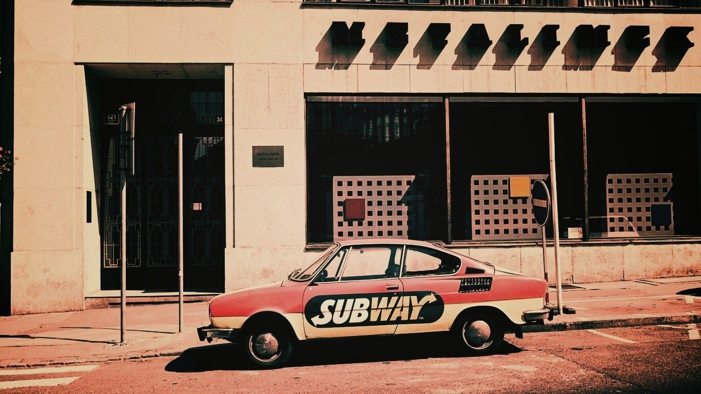 Реклама Subway на машине в Праге обои