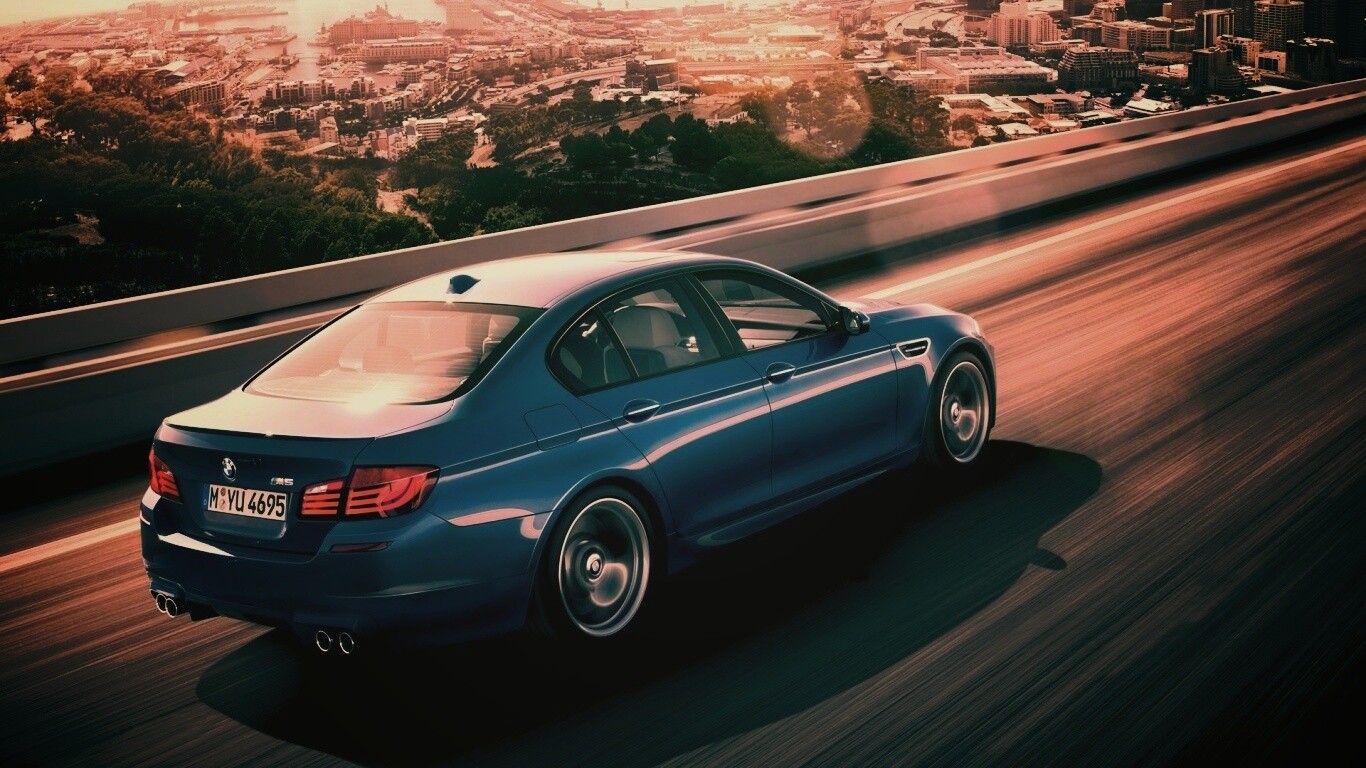 BMW F10 M5 на скоростной автостраде обои