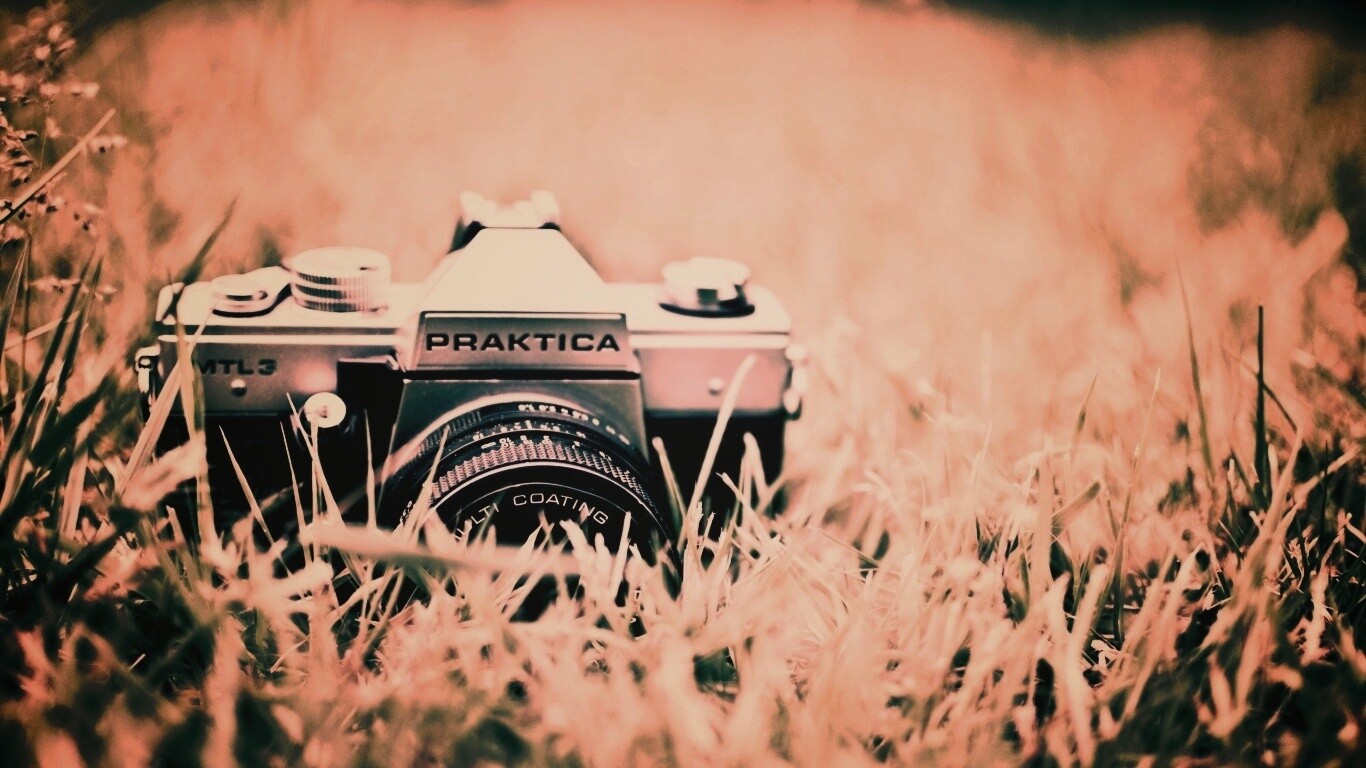 Фотоаппарат Praktica в траве обои