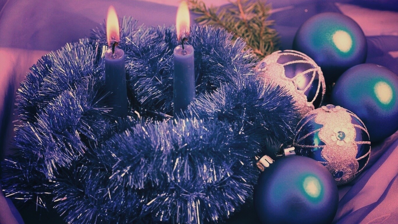 Свечки и новогодняя мишура обои