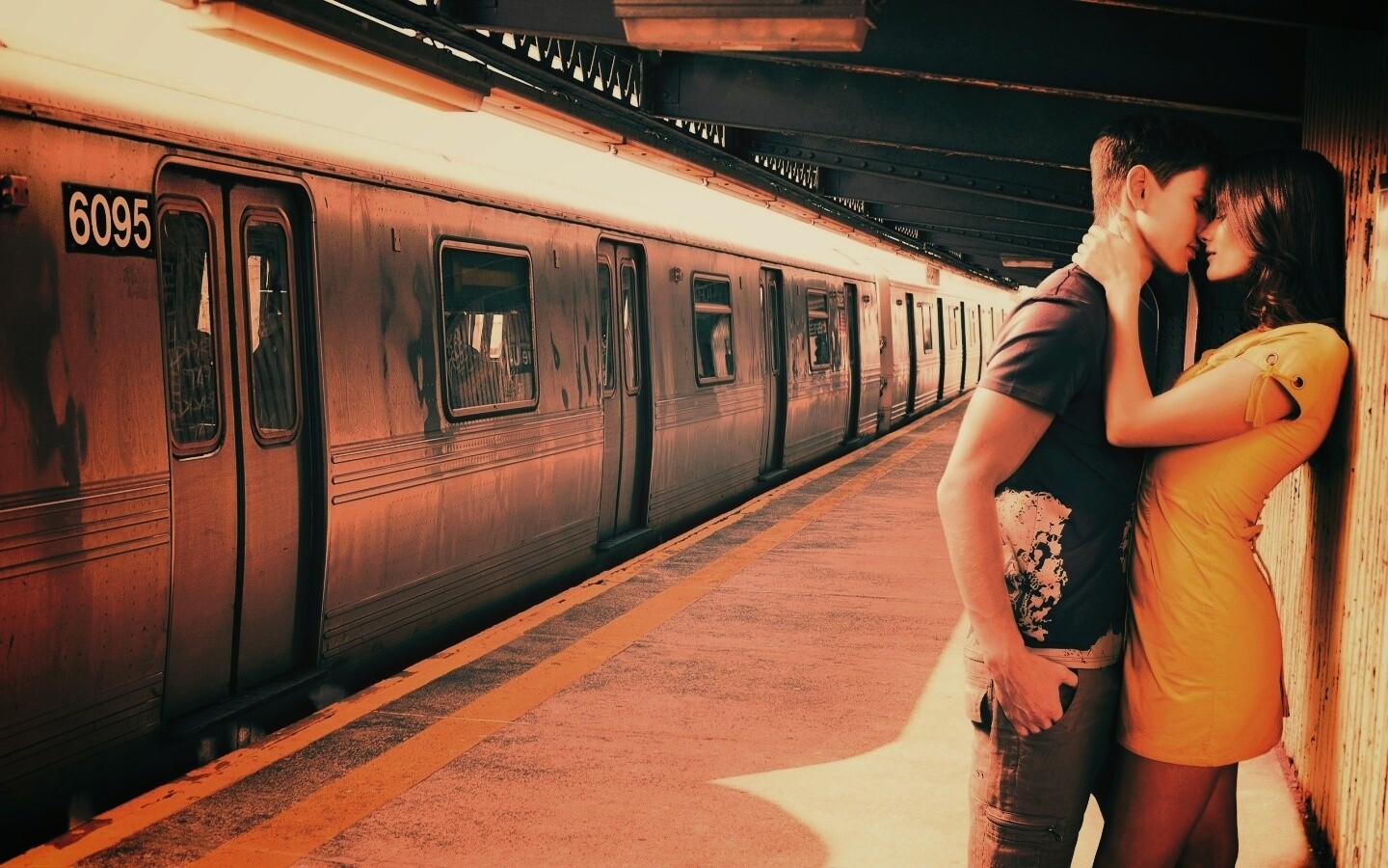 Прощание на станции метро обои