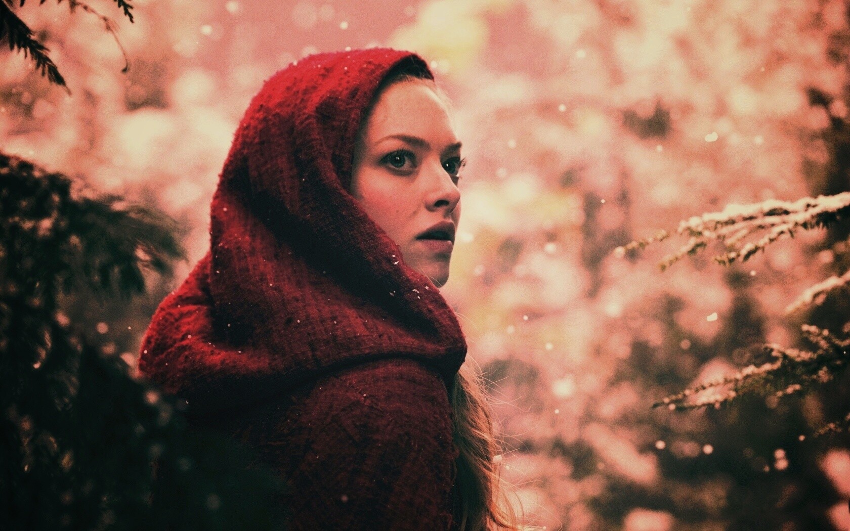 Amanda Seyfried in Red Riding Hood обои