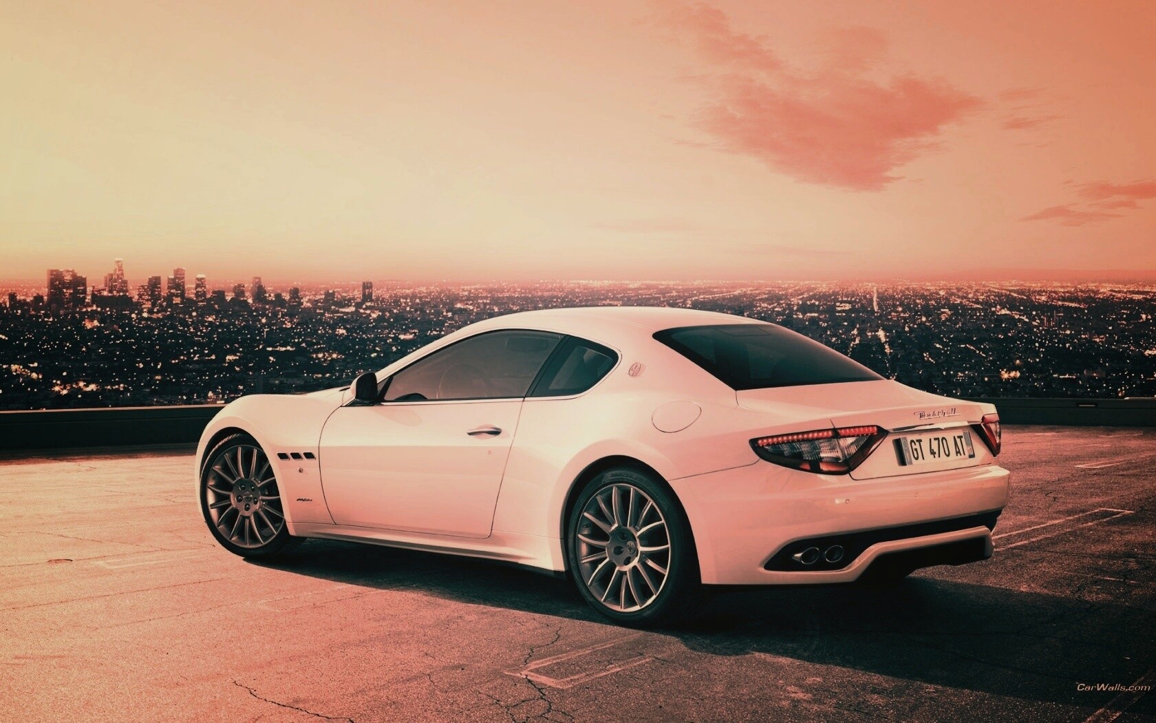 Maserati Granturismo на фоне города обои