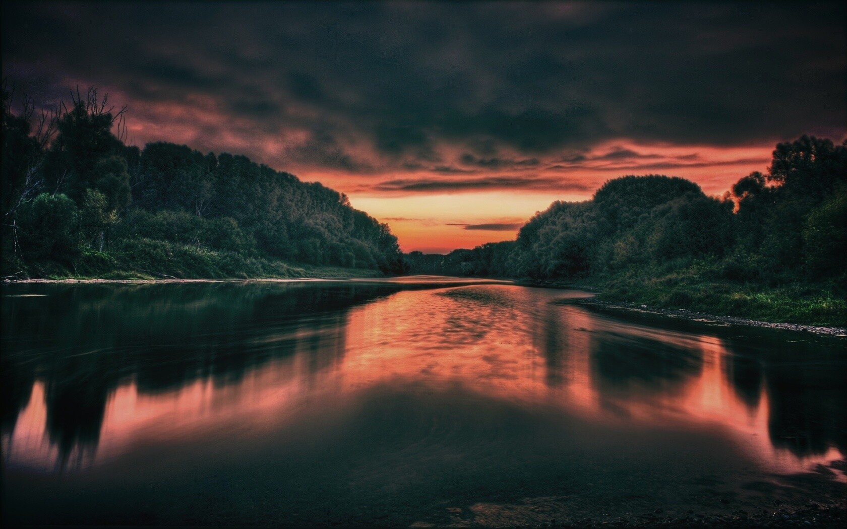 Багровый закат и водная гладь обои