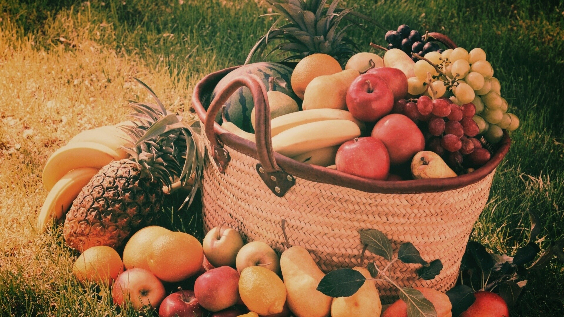 Корзина с фруктами обои