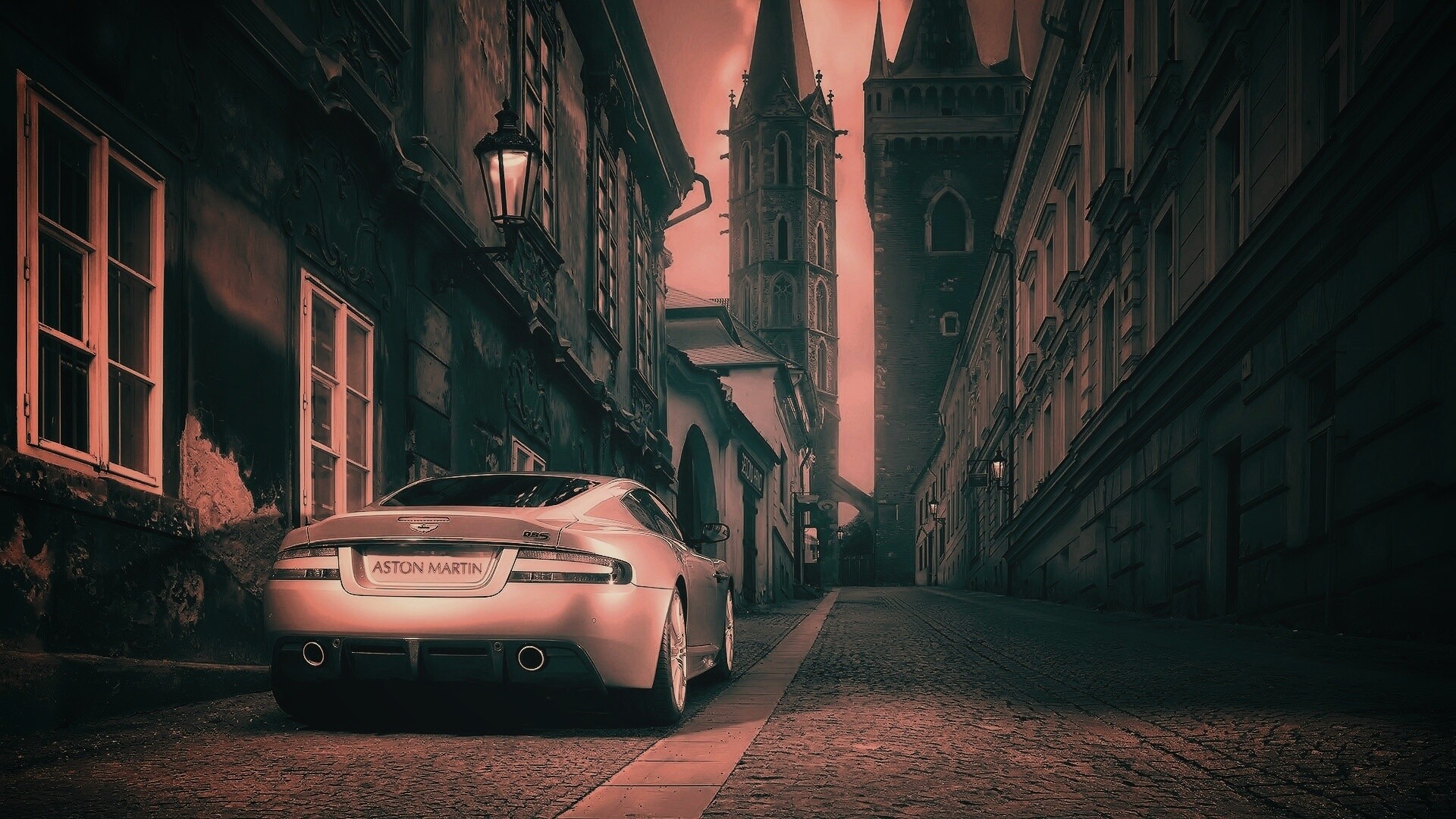 Aston Martin в старинном городе обои