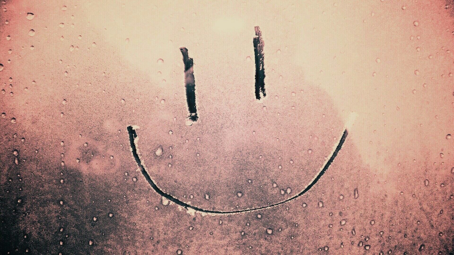 Улыбка на стекле обои